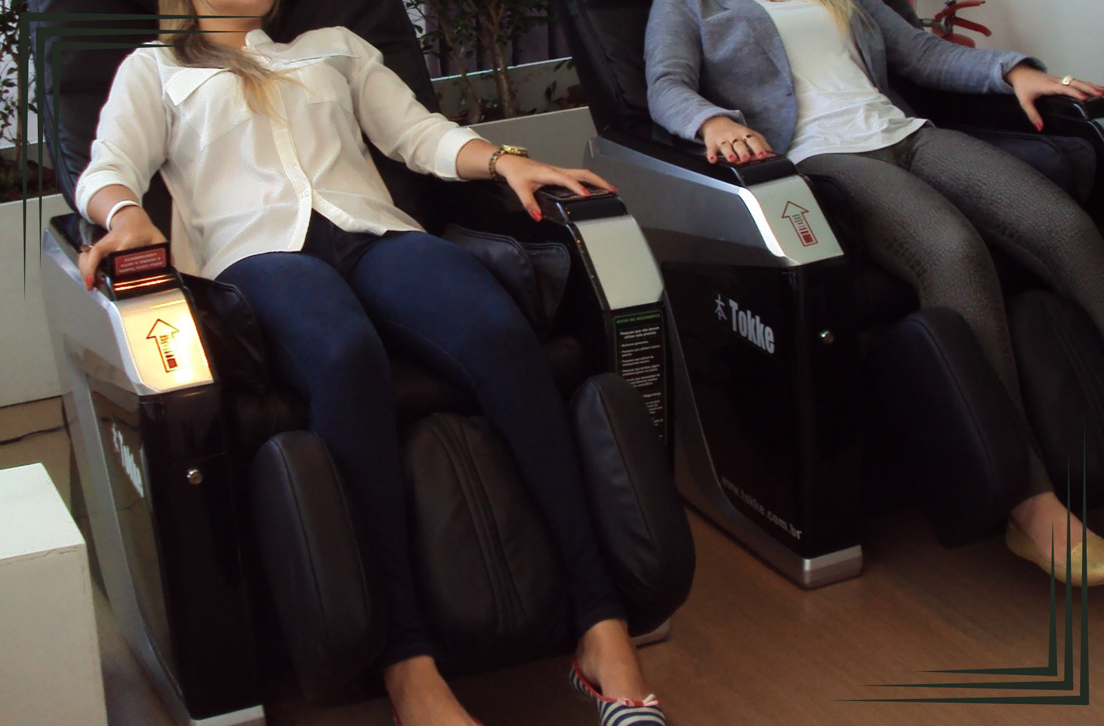 Participantes utilizando poltronas de massagem